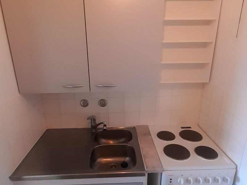 Pieni kaksio keittokomerolla keskustassa