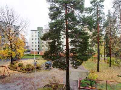 Valoisa kaksio parvekkeella