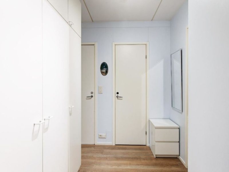 Valoisa kaksio parvekkeella