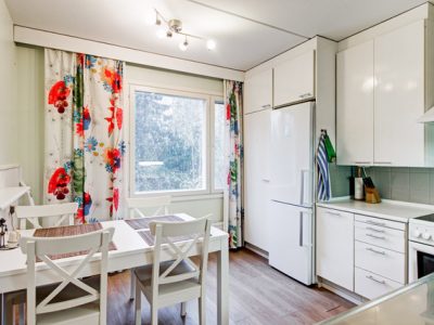 Valoisa kaksio parvekkeella