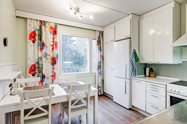 Valoisa kaksio parvekkeella