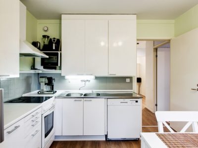 Valoisa kaksio parvekkeella