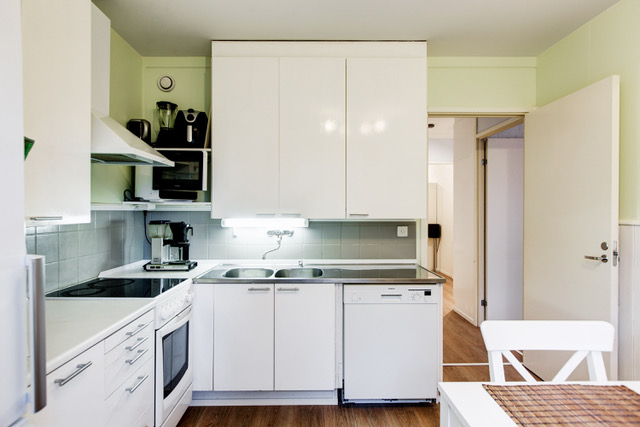 Valoisa kaksio parvekkeella