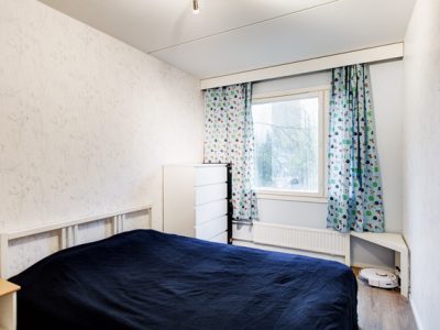 Valoisa kaksio parvekkeella