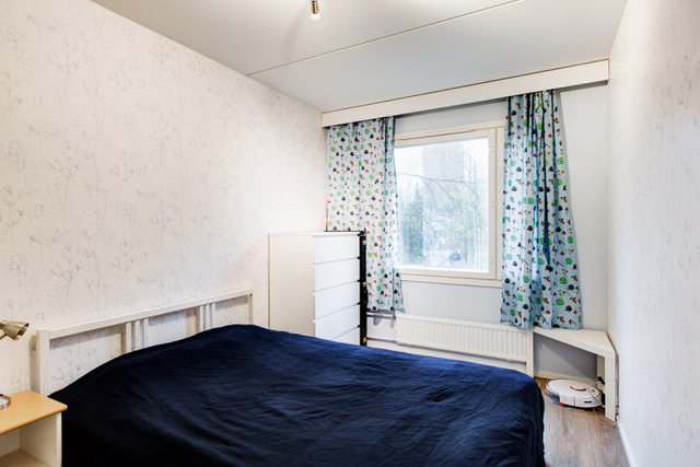 Valoisa kaksio parvekkeella