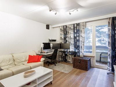 Valoisa kaksio parvekkeella