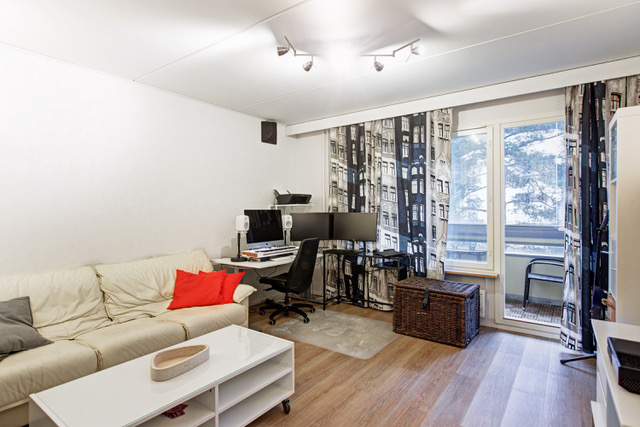 Valoisa kaksio parvekkeella