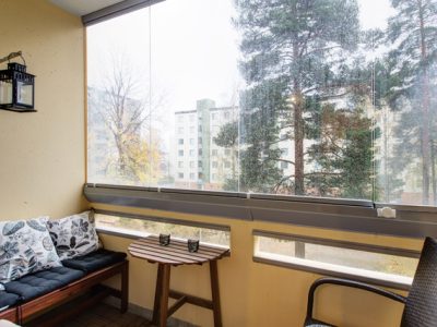 Valoisa kaksio parvekkeella