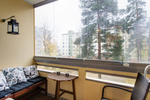 Valoisa kaksio parvekkeella