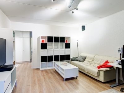 Valoisa kaksio parvekkeella