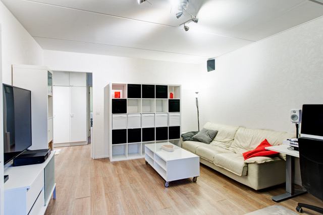 Valoisa kaksio parvekkeella