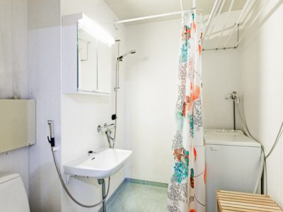 Valoisa kaksio parvekkeella