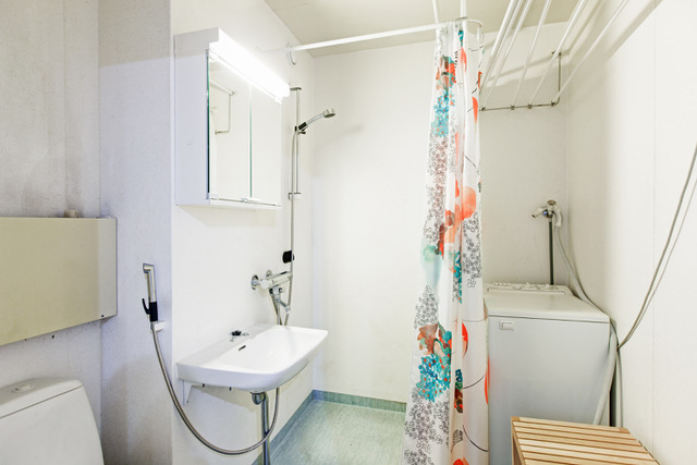 Valoisa kaksio parvekkeella