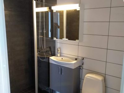 Ylimmän kerroksen kaksio järvinäköalalla