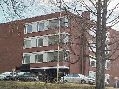 Ylimmän kerroksen kaksio järvinäköalalla