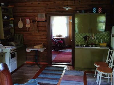 Vanhan maalaistalon tunnelmaa Simpelejärven tuntumassa