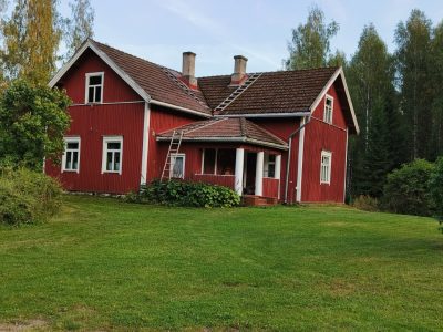 Vanhan maalaistalon tunnelmaa Simpelejärven tuntumassa