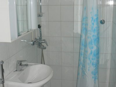 Keskustayksiö lasitetulla parvekkeella