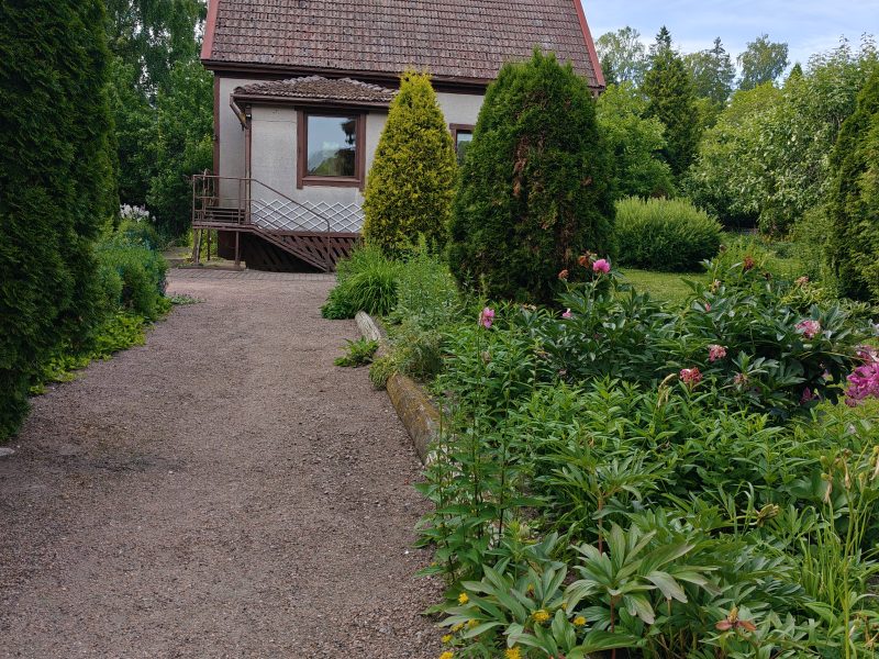 Idyllinen omakotitalo omalla puutarhalla