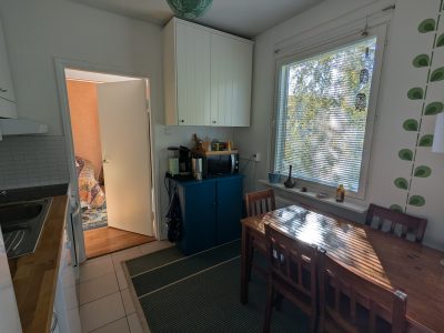 Annetaan vuokralle 20 m² huone kaksiosta 1.11. lähtien.