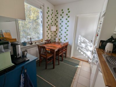 Annetaan vuokralle 20 m² huone kaksiosta 1.11. lähtien.