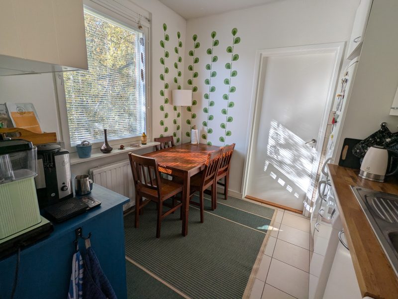 Annetaan vuokralle 20 m² huone kaksiosta 1.11. lähtien.